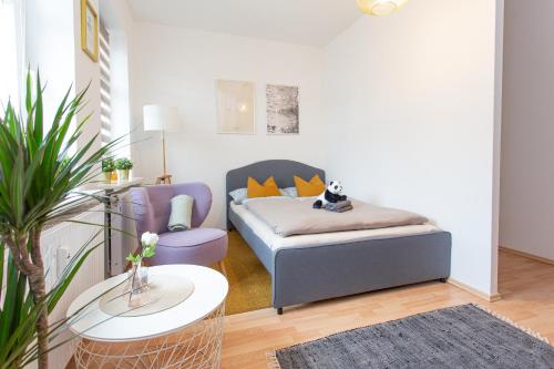 ein Wohnzimmer mit einer Couch und einem Sessel in der Unterkunft FullHouse - Chemnitz - S35 Little Sun - Elevator in Chemnitz