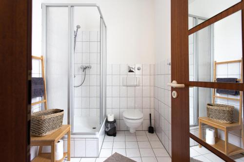ein Badezimmer mit Dusche und Toilette in der Unterkunft FullHouse - Chemnitz - S35 Little Sun - Elevator in Chemnitz