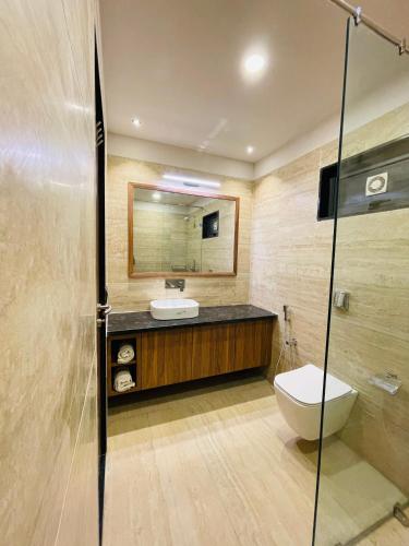 a bathroom with a sink and a toilet and a mirror at Hotel Rock Regency Mount Abu - A Boutique Rodetel in Mount Ābu