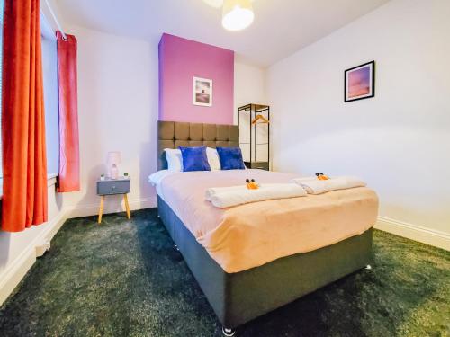 Giường trong phòng chung tại ✪Cosy Home✪ Near NEC, BHX, Bullring & Solihull