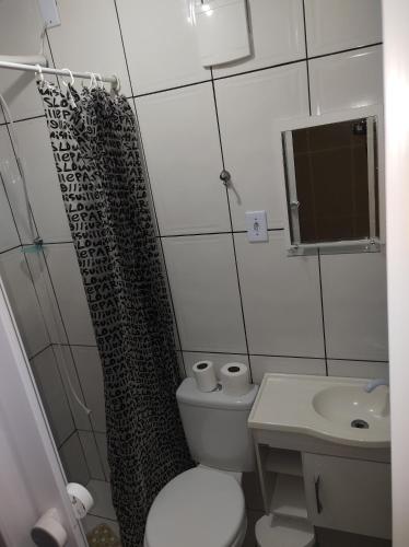 uma casa de banho com um WC e um lavatório em Apartamento Dulplex Diária/Temporada em Angra dos Reis