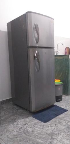 Un refrigerador de acero inoxidable en una cocina. en VILLA No34 HIKKADUWA, en Hikkaduwa