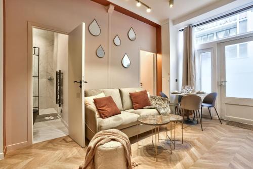 パリにあるNEW Eiffel Tour ! Splendid Apartments in the Heart of Parisのソファとテーブルのあるリビングルーム