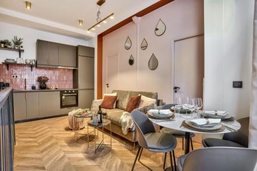 un salon avec un canapé et une table dans l'établissement NEW Eiffel Tour ! Splendid Apartments in the Heart of Paris, à Paris