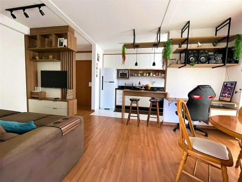 a living room with a couch and a kitchen at BarraVilha Resort Vista Mar e Pé na Areia in Barra Velha