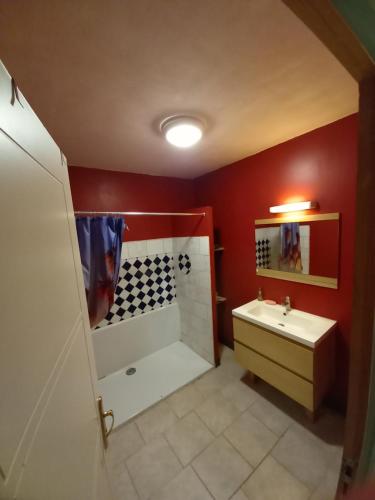 een badkamer met een douche en een wastafel bij Domaine de Fontenelay in Gézier-et-Fontenelay