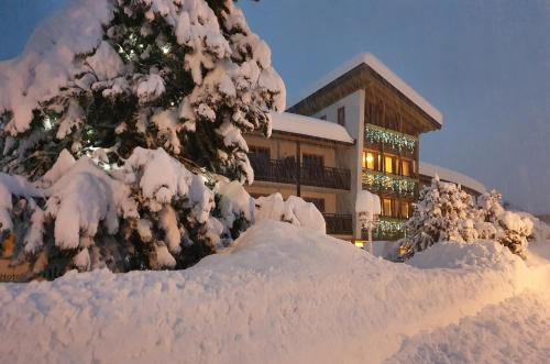 una pila de nieve frente a un edificio en Natur Pur Hotel Unterpichl, en Ultimo