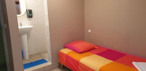 a bathroom with a rainbow bed and a sink at Presqu'île de Chooz in Chooz