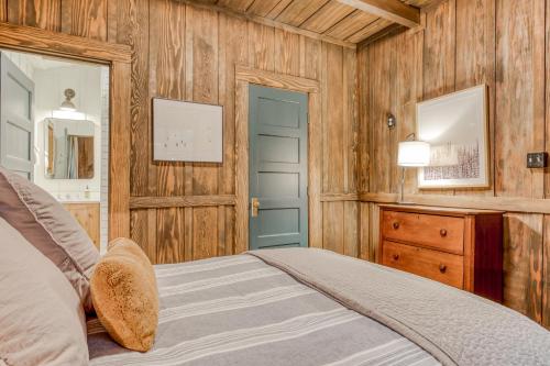 Ένα ή περισσότερα κρεβάτια σε δωμάτιο στο Hygge Cabin On The River