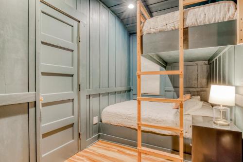 Ένα ή περισσότερα κρεβάτια σε δωμάτιο στο Hygge Cabin On The River
