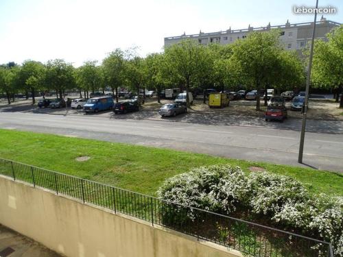 une rue avec des voitures garées dans un parking dans l'établissement Poitiers appartement T2 à 15 mn du Futuroscope, à Poitiers