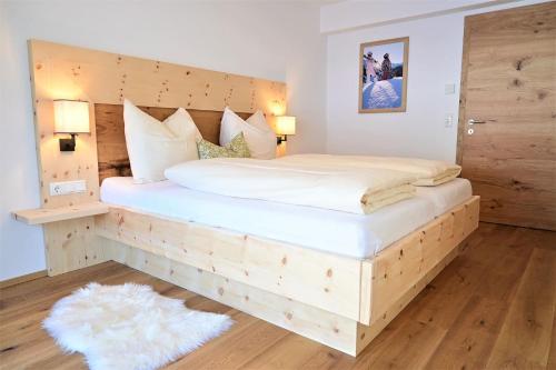 Schlafzimmer mit einem Bett aus Holz in der Unterkunft Residence Haus Martha in Biberwier