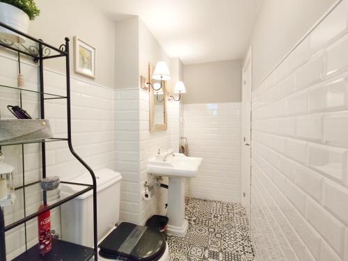 Ένα μπάνιο στο 80s Loft ViNTAGE 15' Málaga Airport Free Guest Parking