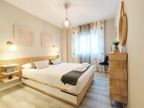 Ένα ή περισσότερα κρεβάτια σε δωμάτιο στο 80s Loft ViNTAGE 15' Málaga Airport Free Guest Parking