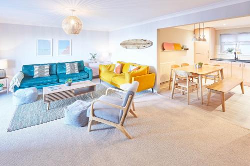 ソルトバーン・バイ・ザ・シーにあるHost & Stay - 'Salty' Seaviewのソファとテーブルのあるリビングルーム
