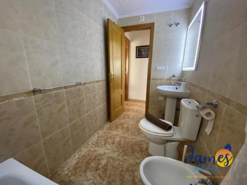 Et badeværelse på La Ciñuelica, R3 1st Floor Apartment Com Pool L129