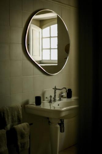 a bathroom with a sink and a mirror at Mas des Prêcheurs in Tarascon