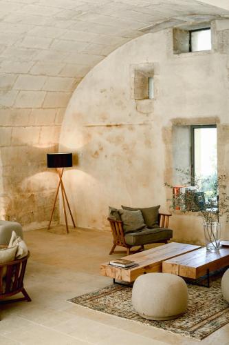 a living room with two chairs and a table at Mas des Prêcheurs in Tarascon