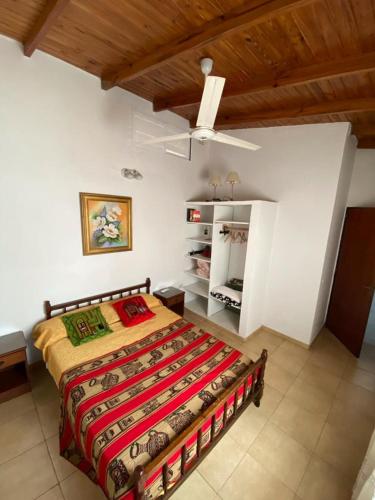 1 dormitorio con 1 cama grande y techo de madera en Espacio Calido en Posadas