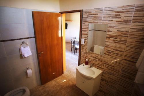 La salle de bains est pourvue de toilettes, d'un lavabo et d'un miroir. dans l'établissement Solares de Tupungato, à Tupungato