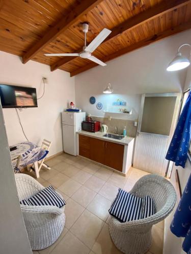 een keuken met een tafel en stoelen en een keuken met een plafond bij Espacio Mar in Posadas