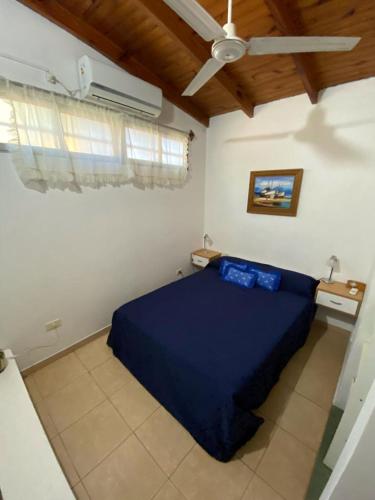 - une chambre avec un lit bleu et un plafond dans l'établissement Espacio Mar, à Posadas
