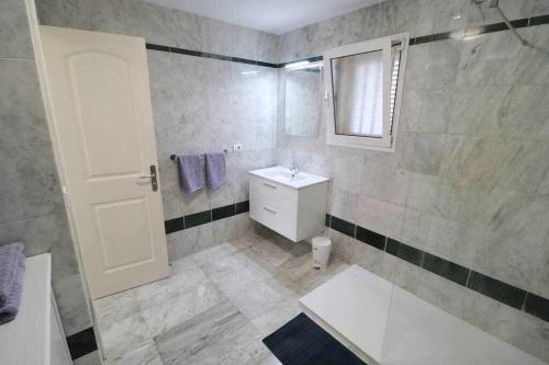 Dinastia B401 by Tenerife Rental & Sales