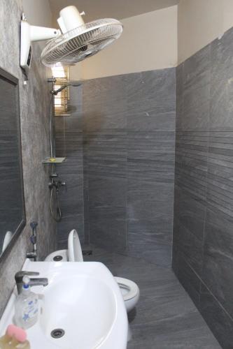 Ένα μπάνιο στο HOTEL STATE RESIDENCY