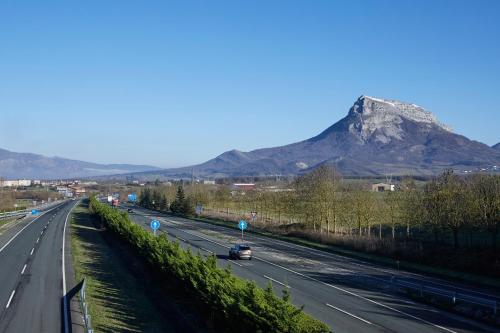 a view of a highway with a mountain in the background at Hostal Rural Aritzalko in Echarri-Aranaz