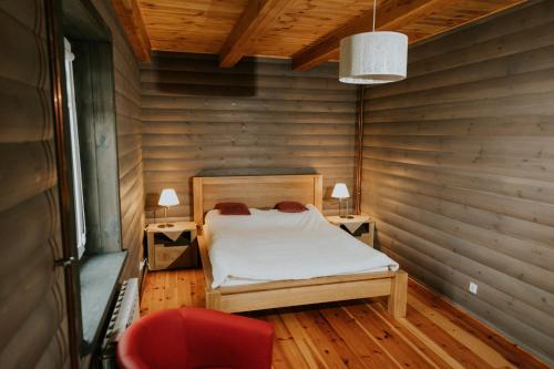Llit o llits en una habitació de Zielone Zagrody -Dobra koło Sieniawy