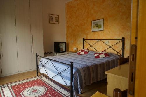 um quarto com uma cama com almofadas vermelhas em La Piccola Siesta b&b em Sant'Albino