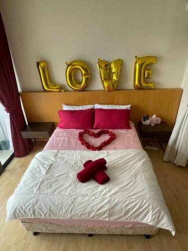 Katil atau katil-katil dalam bilik di Private Jacuzzi Staycation at KL City 921