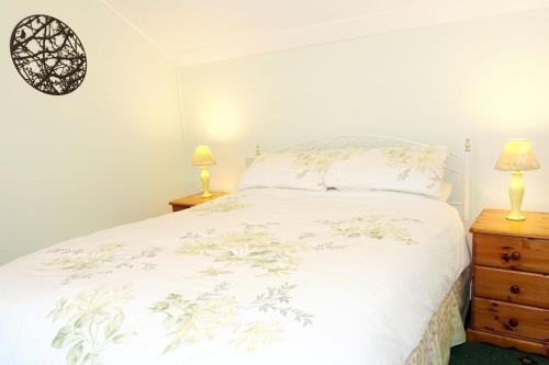 Greenswood Cottage - Cosy cottage, rural location, beautiful landscaped gardens with pond and lake 객실 침대