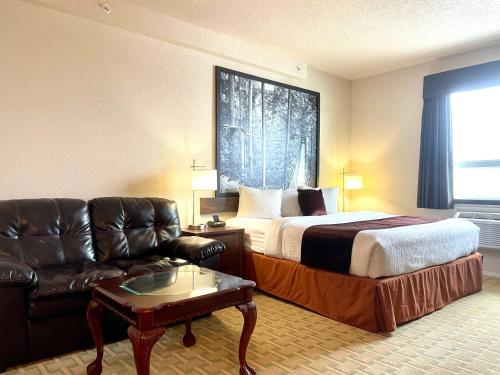 Postel nebo postele na pokoji v ubytování High Point Inn & Suites Peace River
