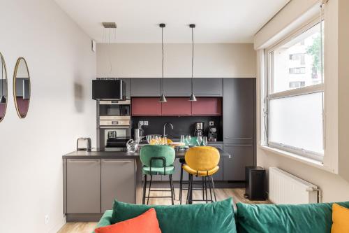 une cuisine avec une table et des chaises dans une pièce dans l'établissement ARNEM - cosy T3, à Rennes