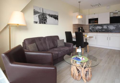 sala de estar con sofá y mesa en Appartementhaus Alt Büsum, en Büsum