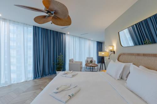 MiraMar Luxury Residences tesisinde bir odada yatak veya yataklar