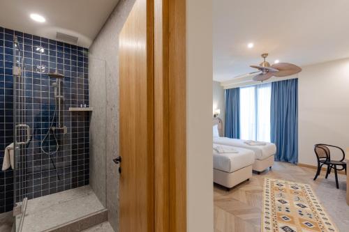 ห้องน้ำของ MiraMar Luxury Residences