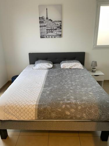 サン・ジャン・ド・ヴェダにあるCharmant T2 avec grande terrasse au calmeのベッドルーム1室(大型ベッド1台付)