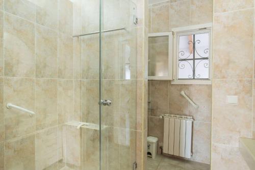 prysznic ze szklanymi drzwiami w łazience w obiekcie Villa Tran - Plusholidays w mieście Calpe
