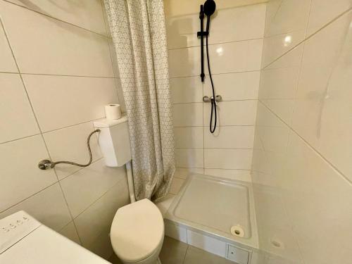 mała łazienka z toaletą i prysznicem w obiekcie Raisa Apartments Lerchenfelder Gürtel 30 w Wiedniu