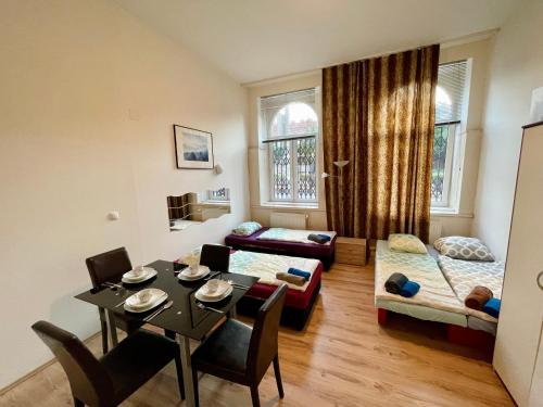 salon ze stołem i jadalnią w obiekcie Raisa Apartments Lerchenfelder Gürtel 30 w Wiedniu