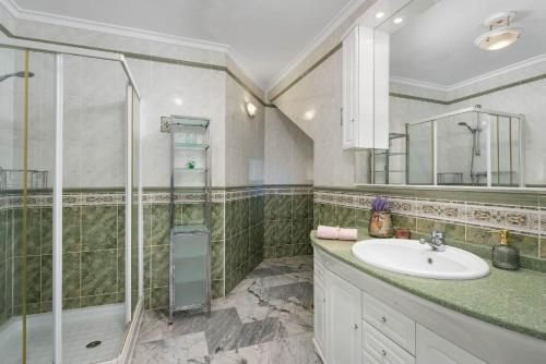 łazienka z umywalką i prysznicem w obiekcie Villa Sabita - PlusHolidays w mieście Calpe