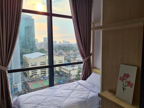 雅加達的住宿－Sudirman Suites，一间卧室设有窗户,享有城市美景