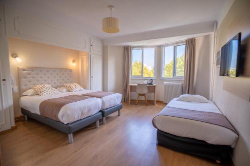 מיטה או מיטות בחדר ב-Hôtel Mondial
