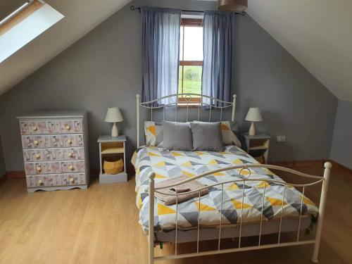 Postel nebo postele na pokoji v ubytování Murphy s Irish Farmhouse near Ballybunion