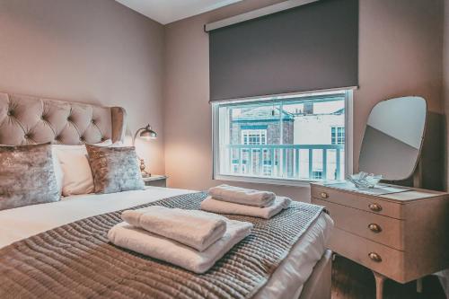 Säng eller sängar i ett rum på 63 Chester Rows Penthouse Large City Centre Apartment A by Rework Accommodation