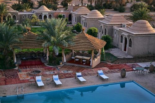 - une vue aérienne sur une maison avec une piscine dans l'établissement Sbai Palace, à M'Hamid El Ghizlane