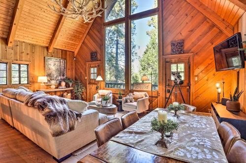 Cimarron Lodge Retreat with 3 Decks and Grill!