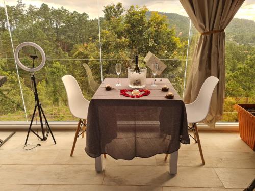 a dining room table with a camera on a tripod at Vita Mountain Lodge in Santa Lucía